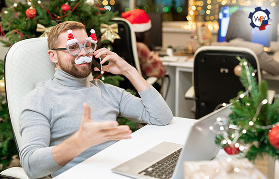 Empresario con Gafas de Navidad que Habla por Teléfono